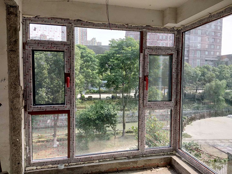 鋁包木門窗安裝現(xiàn)場(chǎng)