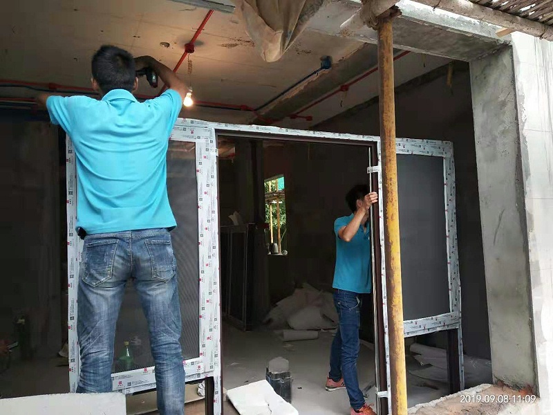 鋁包木門窗安裝現(xiàn)場