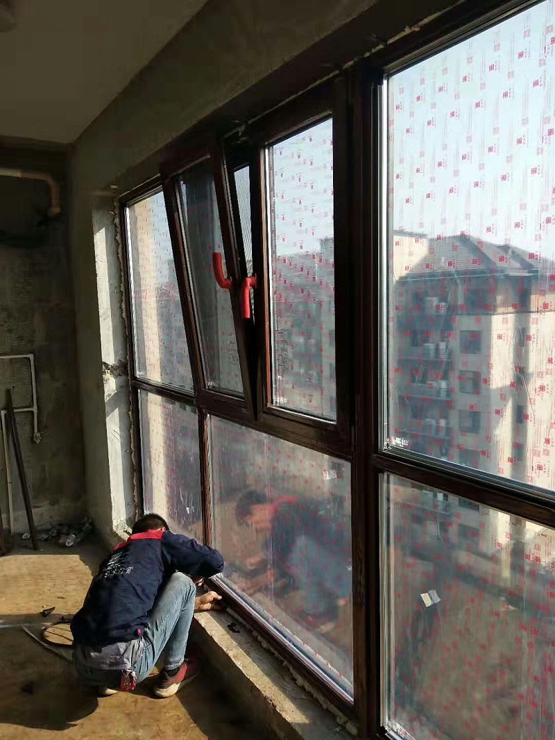 鋁包木門窗安裝現(xiàn)場