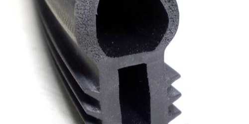 鋁包木窗為什么選擇發泡式密封條做密封？